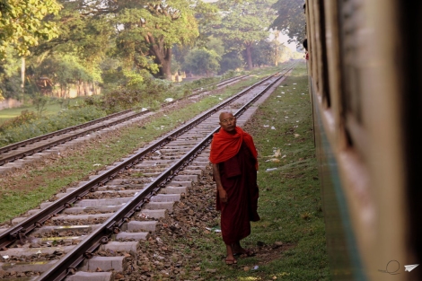 Monje tren Myanmar